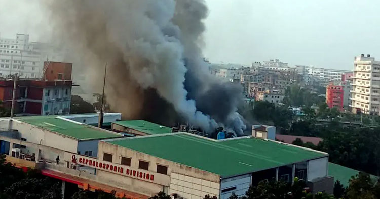 কালিয়াকৈরে ইবনেসিনা ফার্মাসিউটিক্যালসের কারখানায় আগুন, কাজ করছে ৩ ইউনিট
