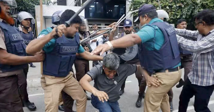 ডিপি ওয়ার্ল্ডকে এনসিটি দেওয়ার প্রতিবাদে বিক্ষোভ, পুলিশের লাঠিপেটা