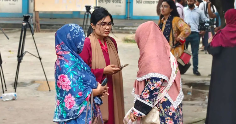 এইচএসসিতে পাসের হারে মেয়েরা এগিয়ে, জিপিএ-৫ বেশি ছেলেদের
