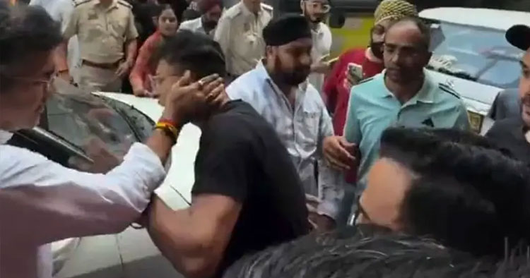 রাস্তায় যুবককে থাপ্পড় দিলেন মন্ত্রী, পাল্টা ধাক্কা যুবকের