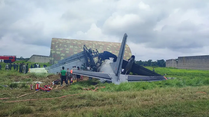 অবতরণের মুহূর্তে বিপর্যয়, বিধ্বস্ত বিমান
