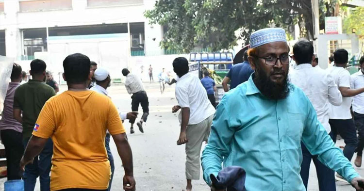 মতিঝিলে ইসলামী ব্যাংক টাওয়ারের সামনে দুই পক্ষের সংঘর্ষ, আহত বেশ কয়েকজন