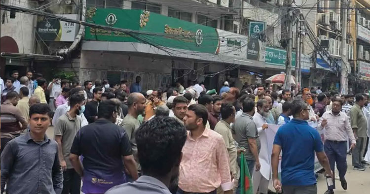 ইসলামী ব্যাংকের সামনে চাকরি ফেরতের দাবিতে অবস্থান, গ্রাহকদের পাল্টা কর্মসূচি