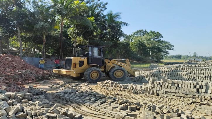 শেরপুরে তিন ইটভাটায় জরিমানা ও কার্যক্রম বন্ধ