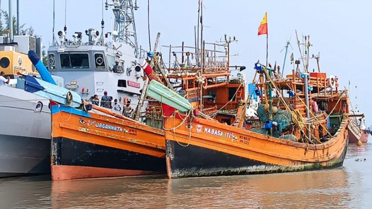 ভারতীয় ট্রলারসহ ১৪ জেলে আটক