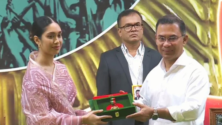 খালেদা জিয়ার পক্ষে স্বাধীনতা পুরস্কার গ্রহণ করলেন নাতনি জাইমা রহমান