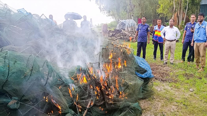 চৌহালীতে ৫ লক্ষ টাকার নিষিদ্ধ জাল পুড়িয়ে ধ্বংস