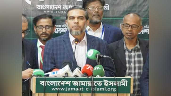 ভোটার-এজেন্টদের ভোটকেন্দ্রে ঢুকতে বাধা দিচ্ছে একটি দলের কর্মীরা