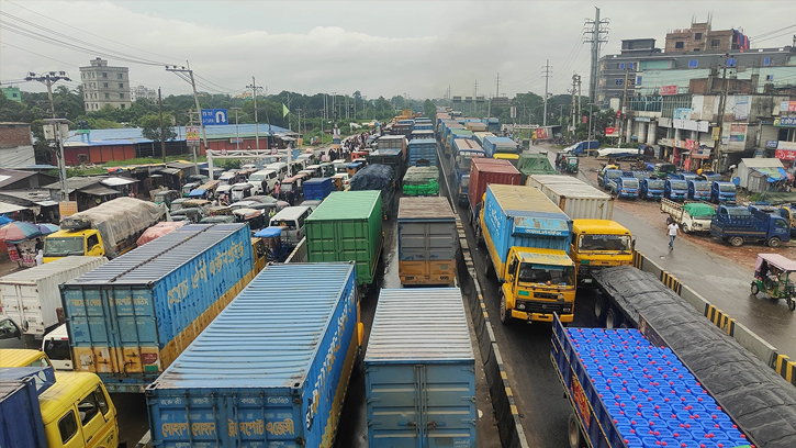 ঢাকা-চট্টগ্রাম মহাসড়কে ৩০ কিমি যানজট: যাত্রীরা রাতভর বন্দি