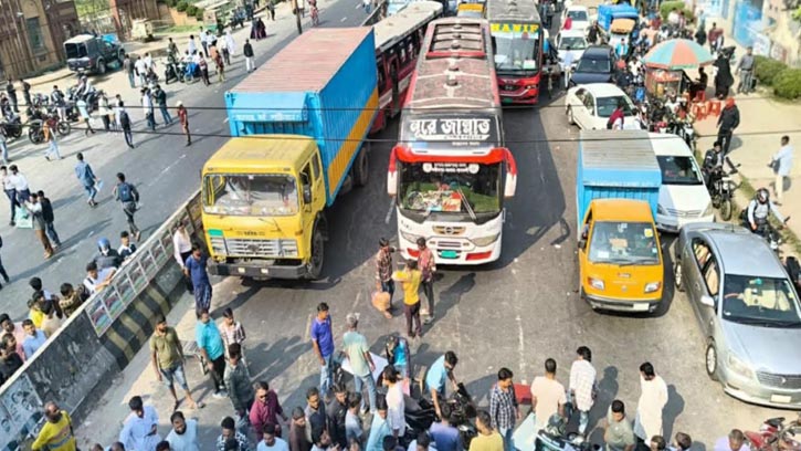 জাবি শিক্ষার্থীদের সড়ক অবরোধ  