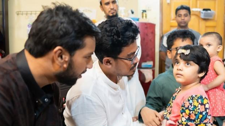 ডাকসু নির্বাচনে প্রাণ হারানো সাংবাদিকের পরিবারের পাশে দাঁড়ালেন ভিপি-জিএস
