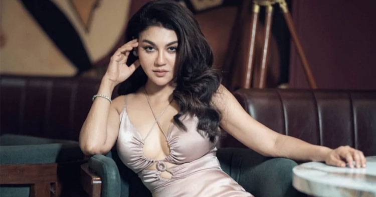 গোলাপি স্যাটিনের পোশাকে নতুন লুকে জয়া আহসান