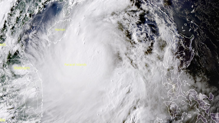 কাজিকির তাণ্ডবের আভাস: উপকূলীয় এলাকায় সর্বোচ্চ সতর্কতা