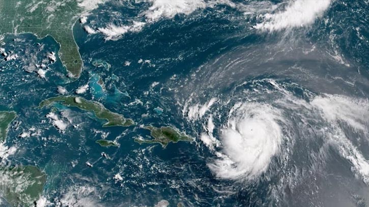 প্রবল ঘূর্ণিঝড়ে সাগর উত্তাল, বাড়ছে বাতাসের গতি