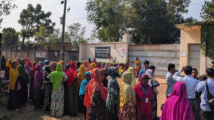 শ্রীপুরে বকেয়া বেতনের দাবিতে পোশাক শ্রমিকদের অবস্থান কর্মসূচি