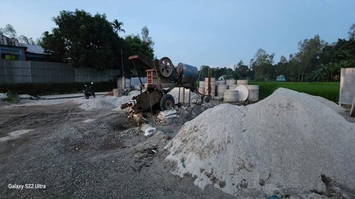 তিস্তায় অবৈধ পাথর উত্তোলন, ভাঙনে বিলীন হচ্ছে জনপদ