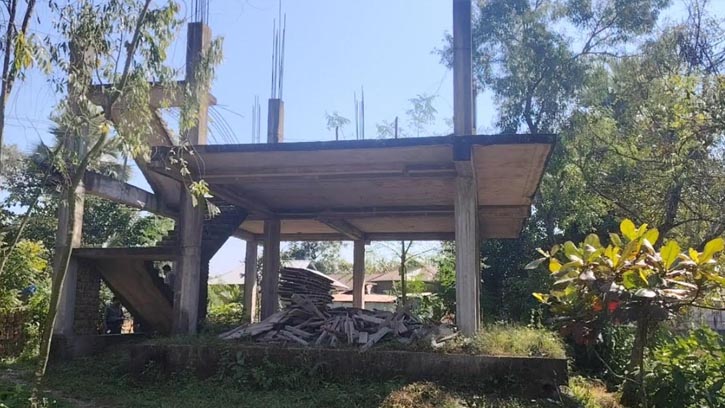 শ্রীপুরে রাস্তা দখল করে আওয়ামী লীগ নেতার ভবন নির্মাণ