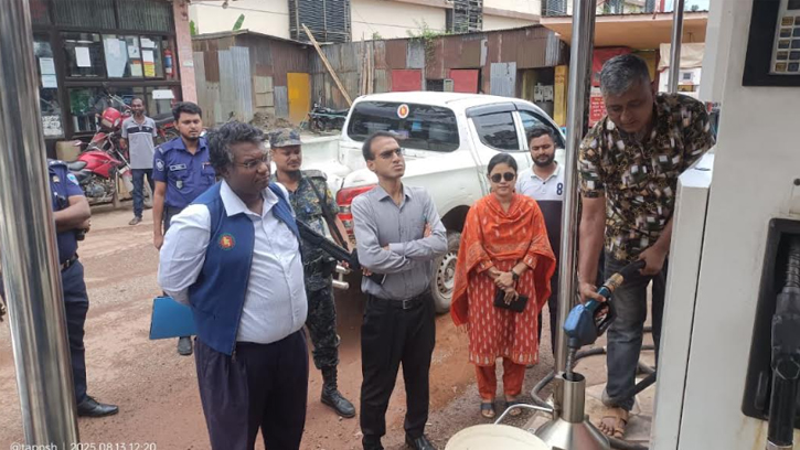 নোয়াখালীতে ফিলিং স্টেশনে ওজনে কারচুপি হাতেনাতে ধরা