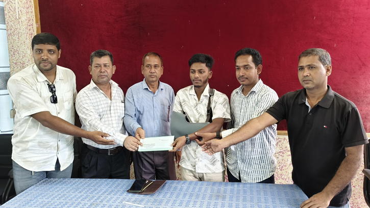 গুলিবিদ্ধ হামিদুলকে খাগড়াছড়ি প্রেসক্লাবের আর্থিক সহায়তা প্রদান