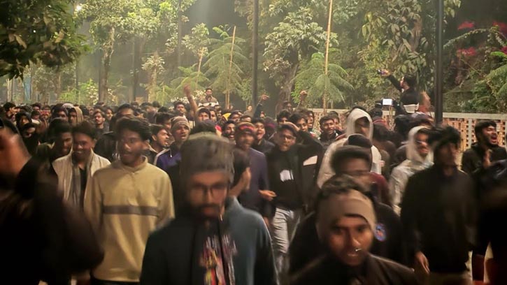 খুবিতে তিন দফা দাবিতে মধ্যরাতে শিক্ষার্থী বিক্ষোভ