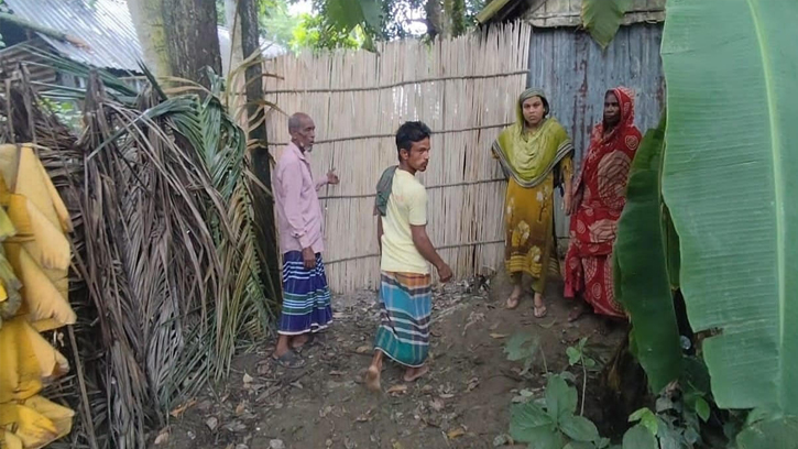 সরকারি খাস জমি দখলের অভিযোগ, কবরস্থান ও মাদ্রাসার পথ বন্ধ