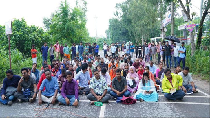 স্থায়ী ক্যাম্পাসের দাবিতে অবস্থান কর্মসূচিতে রবীন্দ্র বিশ্ববিদ্যালয় শিক্ষার্থীরা 