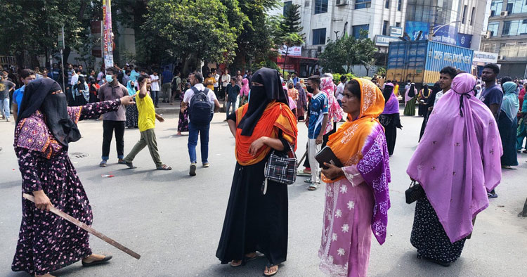 বেতন বৃদ্ধির দাবিতে দ্বিতীয় দিনেও উত্তরা-আজমপুরে শ্রমিকদের সড়ক অবরোধ