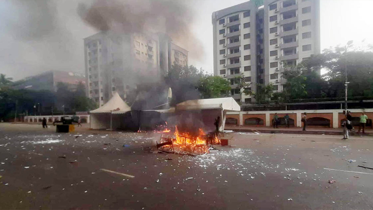 রাজধানীতে জুলাই সনদ সংঘর্ষে ৯০০ জনের বিরুদ্ধে মামলা দায়ের