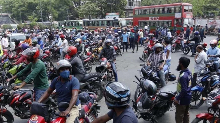 আজ থেকে রেশনিং পদ্ধতিতে তেল বিক্রি, গাড়ি অনুযায়ী লিটার নির্ধারণ