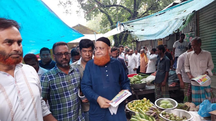 বৃষ্টি থামাতে পারেনি বিএনপি নেতার লিফলেট বিতরণ ও গণসংযোগ