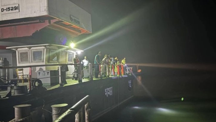 ২৪ হাজার লিটার তেলসহ লরি ডুবল পদ্মায়