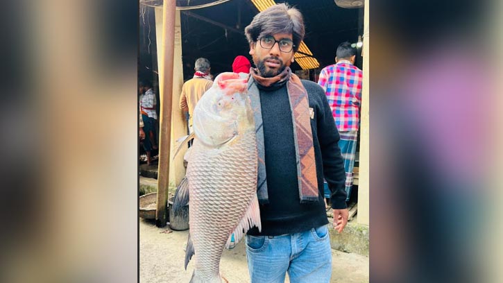 চরভদ্রাসনে ১৩ কেজি কাতল মাছ ৯ হাজার টাকায় বিক্রি