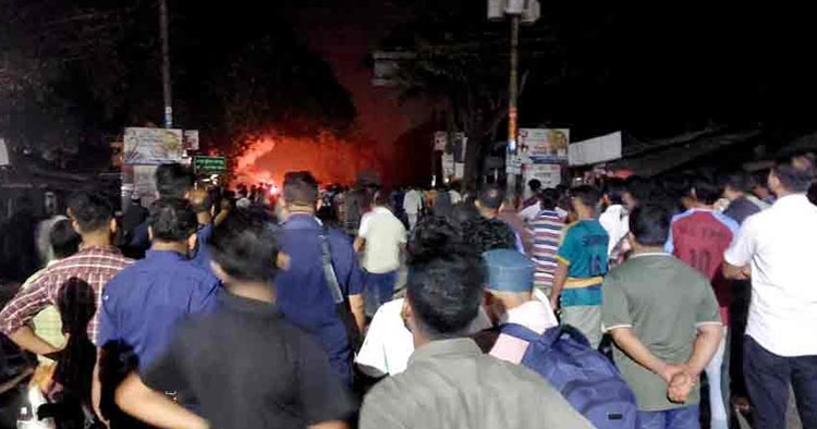 বাসের টিকিট কাটা নিয়ে ২ জেলার সংঘর্ষ, আহত অন্তত ১০
