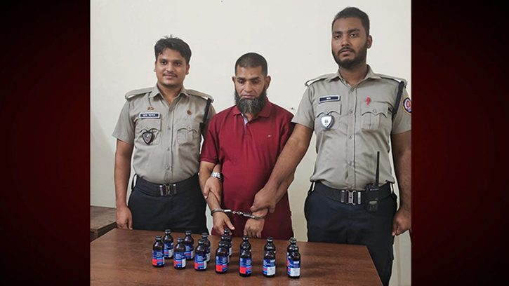 নোয়াখালীতে ক্রেতা সেজে ফেনসিডিল কারবারি গ্রেপ্তার