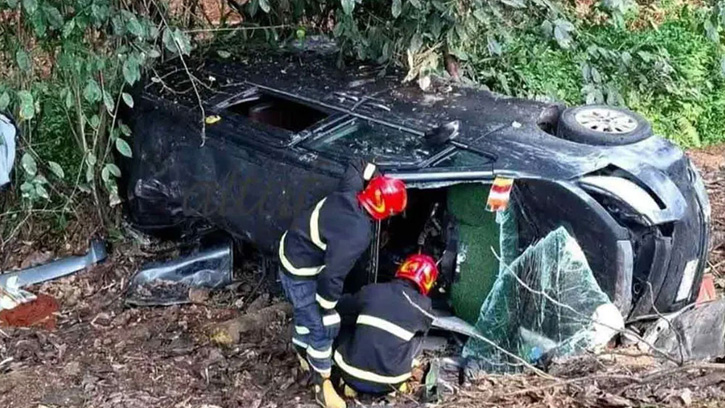 নিয়ন্ত্রণ হারিয়ে মাইক্রোবাস খাদে, প্রাণ গেল ৩ জনের