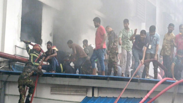 আশুলিয়ায় আয়েশা ক্লোথিং লিমিটেড এর কারখানায় আগুন