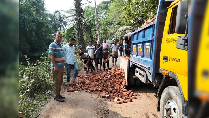 লক্ষ্মীপুরে বিএনপি নেতা এ্যানীর উদ্যোগে জকশিন–পোদ্দার সড়কের সংস্কার কাজ