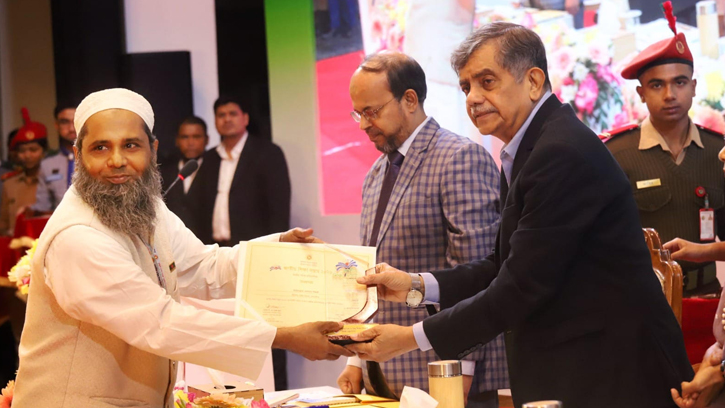 শিক্ষাক্ষেত্রে অসামান্য অবদানের স্বীকৃতি পেলেন ড. ফারুক হোসেন