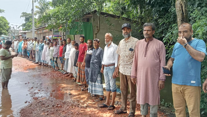  নোয়াখালীতে জলাবদ্ধতা নিরসনে অবৈধ স্থাপনা উচ্ছেদের দাবিতে বিক্ষোভ
