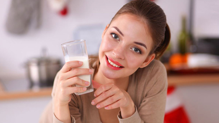 রাতের খাবারের পর দুধ খাওয়ার অভ্যাস—ভালো নাকি খারাপ?