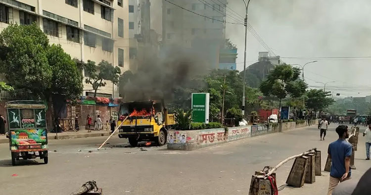ফুটপাত উচ্ছেদকে কেন্দ্র করে মিরপুর ১০-এ সংঘর্ষ, গাড়ি-ভেকু ভাঙচুর