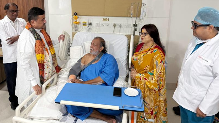 চিকিৎসকদের কৃতজ্ঞতা জানিয়ে হাসপাতাল ছাড়লেন মিঠুন