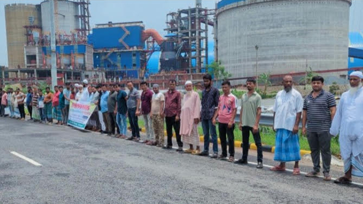 অবৈধভাবে বালু উত্তোলন ও ফসলি জমি দখলের প্রতিবাদে মানববন্ধন