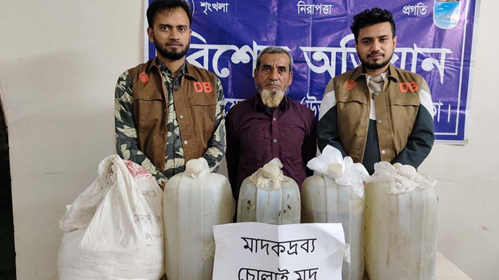 সাভারে চোলাই মদের বড় চালানসহ মাদক কারবারি আটক