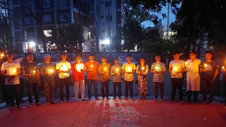 মাইলস্টোনে বিমান বিধ্বস্তে নিহতদের স্মরনে মোমবাতি প্রজ্বলন