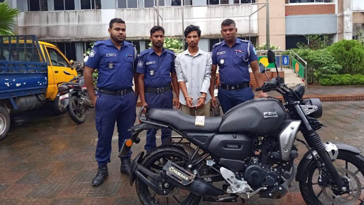 নগদ অর্থ ও মোটরসাইকেলসহ গ্রেফতার ১