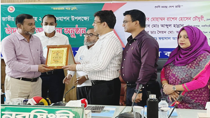 জাতীয় মৎস্য সপ্তাহে নরসিংদীর শ্রেষ্ঠ মৎস্য চাষী মাহবুব আলম