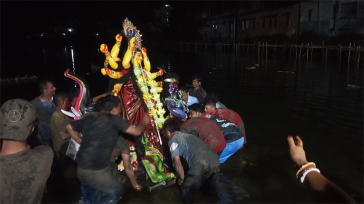 কিশোরগঞ্জে কড়া নিরাপত্তার মধ্যে দুর্গা প্রতিমা বিসর্জন