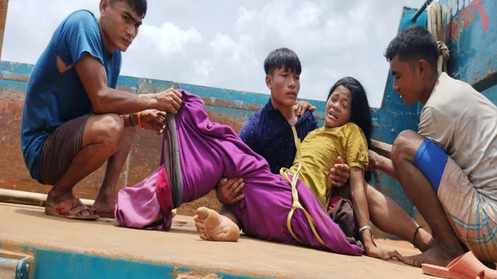 মাইন বিস্ফোরণে পা হারালেন উপজাতি নারী