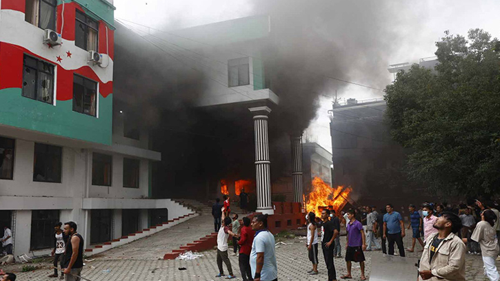 নেপালে ক্ষমতাসীন কংগ্রেস কার্যালয়ে জনতার আগুন